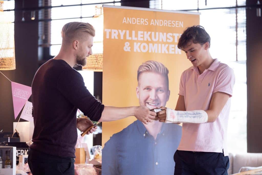 Anders optræder med trylleri og comedy til konfirmation