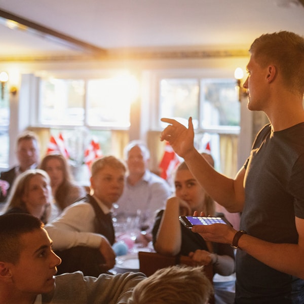 Professionel tryllekunstner til konfirmation, Anders Andresen, optræder med sjovt trylleri og interaktiv underholdning for både konfirmanden og gæsterne. Perfekt til en mindeværdig konfirmationsfest.