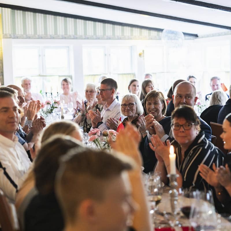 Underholdende tryllekunstner til konfirmation, Anders Andresen, skaber sjove og imponerende øjeblikke, hvor både konfirmanden og gæsterne bliver en del af showet. Perfekt til en fest fyldt med magi, grin og forbløffelse.