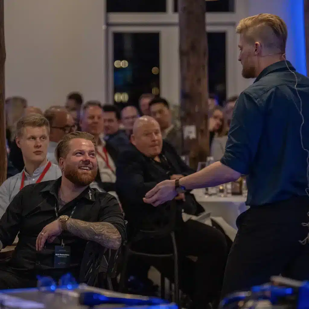 Publikum griner under Anders’ julefrokost show