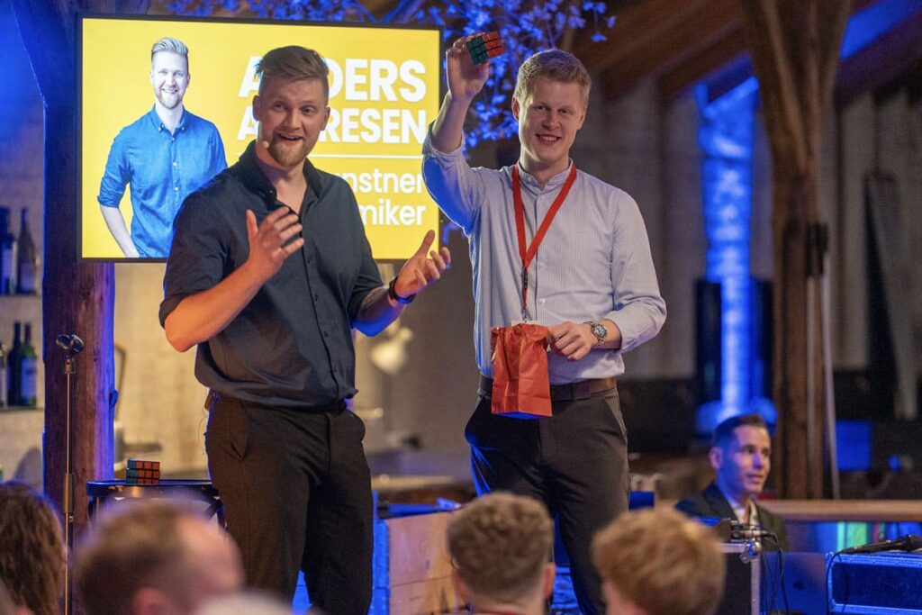 Tryllekunstner underholder gæster til firmafest
