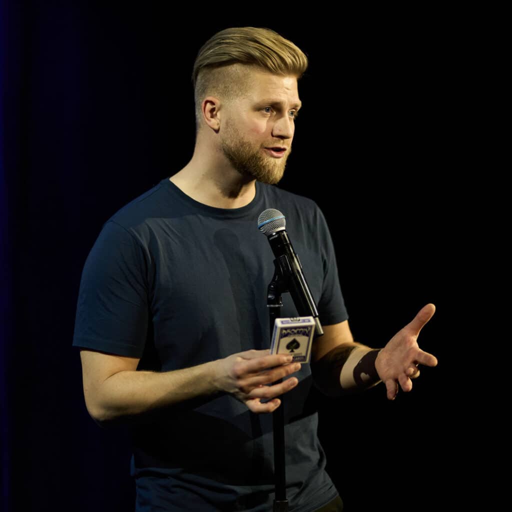 Tryllekunstner Anders Andresen optræder med magi og comedy til julefrokost