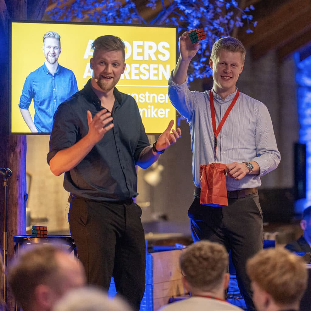Anders Andresen optræder med trylleri og comedy for gæster til en firmafest
