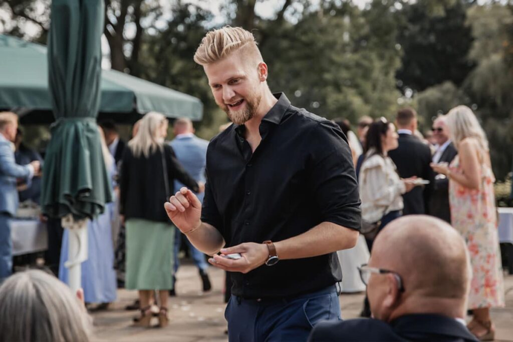 Tryllekunstner underholder gæster til sommerfest
