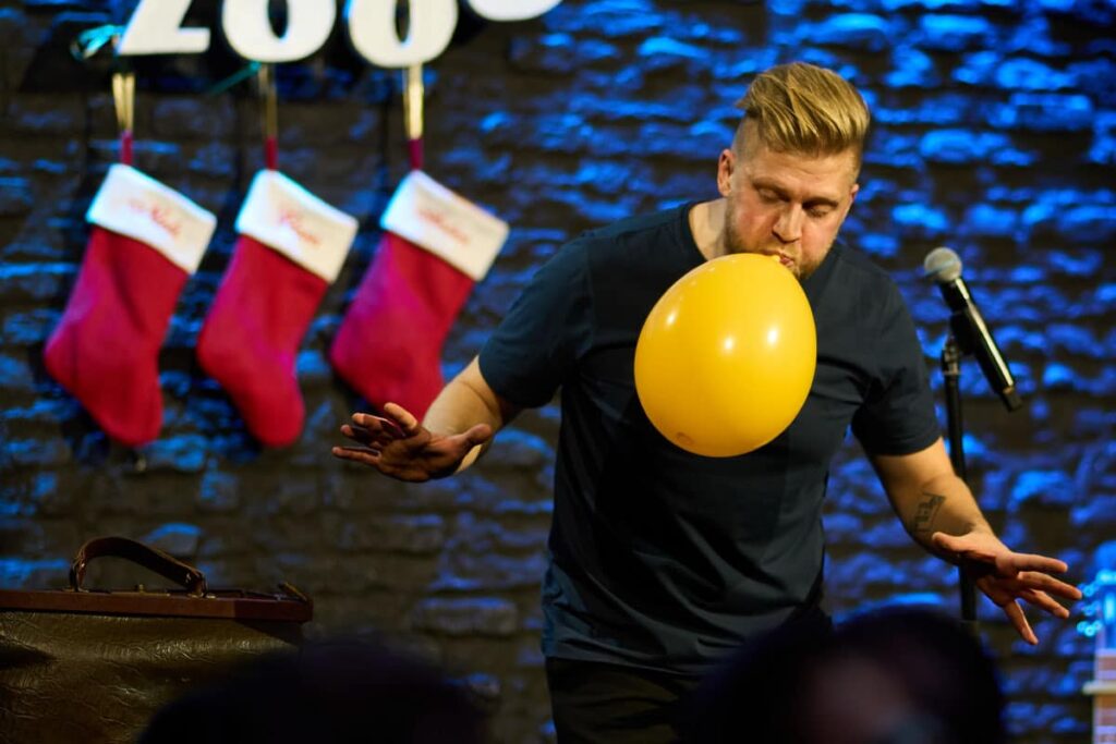Tryllekunstner underholder gæster til julefrokost