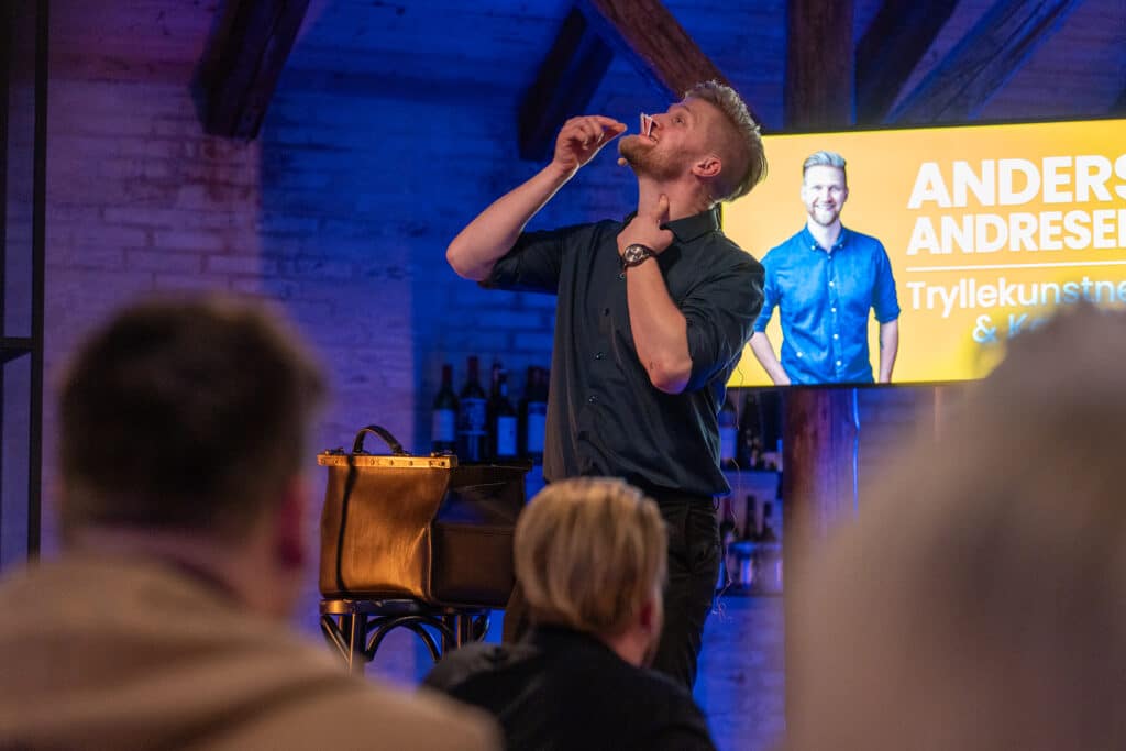 Tryllekunstner Anders Andresen optræder med trylleshow til julefrokost