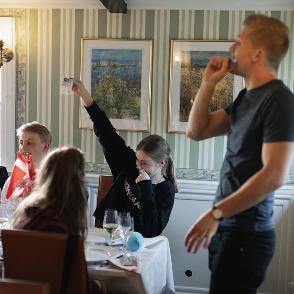 Tryllekunstner Anders Andresen underholder en konfirmand med trylleri til en konfirmation