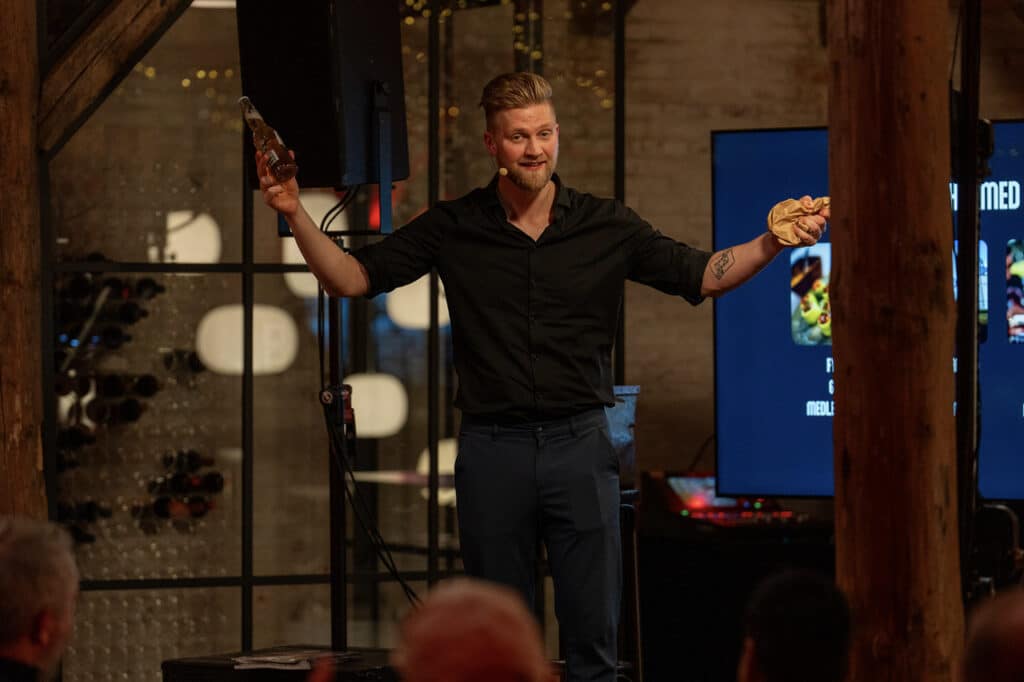 Anders Andresen udfører trylleshow for hele selskabet til en fest