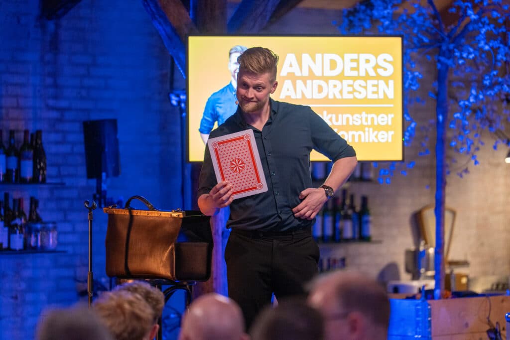 Tryllekunstner Anders Andresen optræder med trylleshow til firmaarrangement