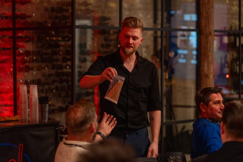 Anders Andresen performing card magic close to the guests