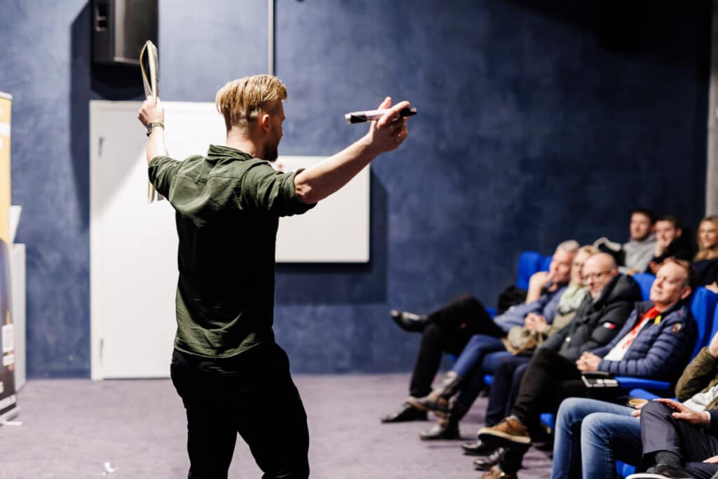 Anders Andresen kombinerer show og close-up trylleri til en nytårskur