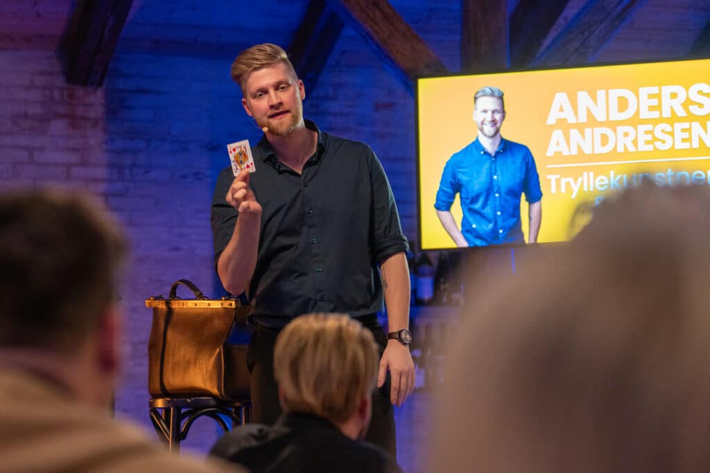 Anders Andresen med mikrofon under stand up-delen af showet