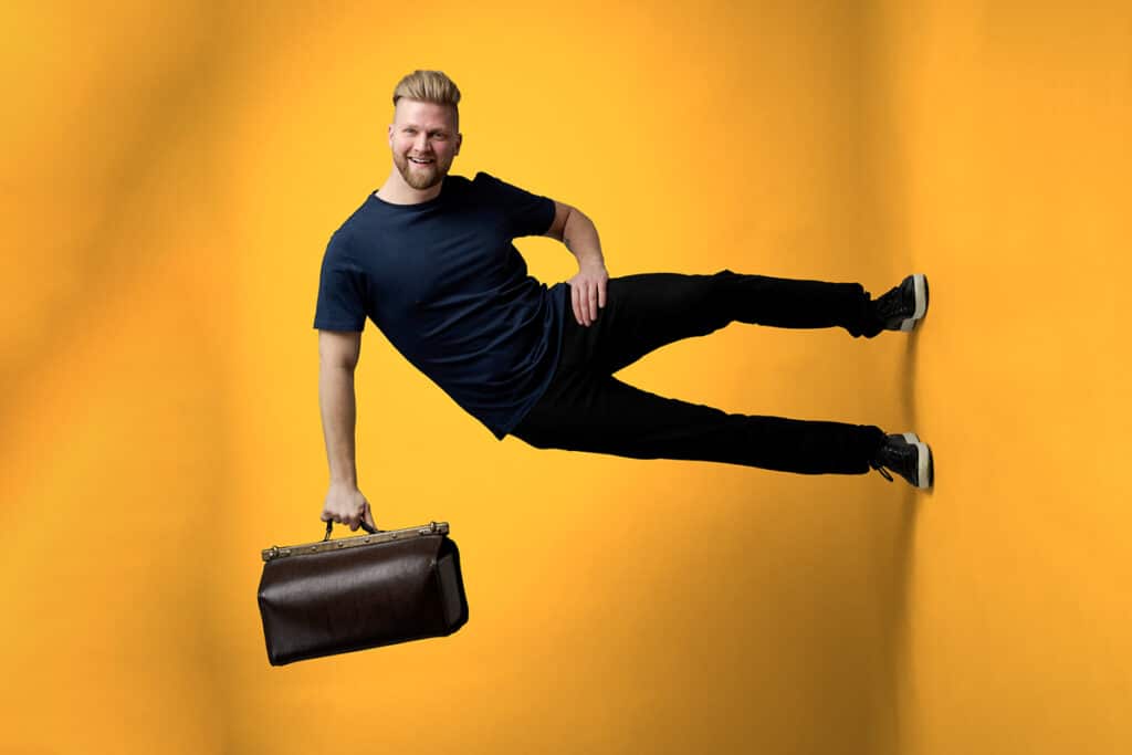 Sådan blev jeg tryllekunstner og komiker 4 Anders Andresen, tryllekunstner og komiker med gul baggrund