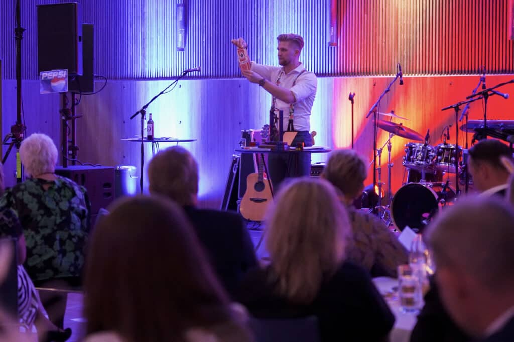 Tryllekunstner Anders Andresen holder trylleshow for hele selskabet til en bryllupsdag