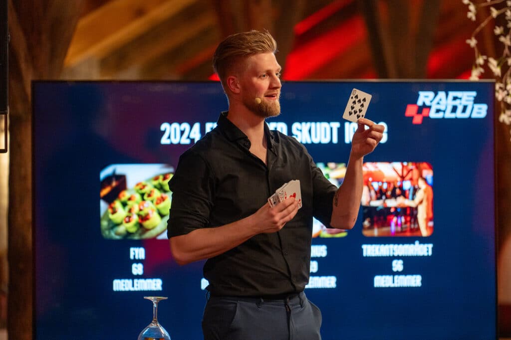 Tryllekunstner Anders Andresen holder trylleshow for hele selskabet til en nytårskur