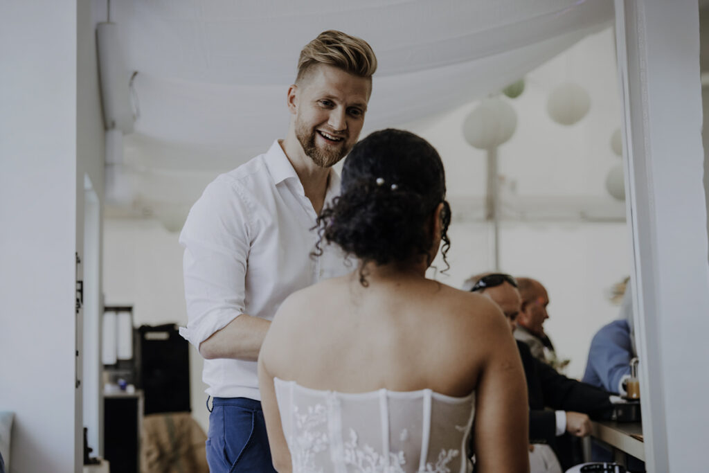 Anders Andresen taler med bruden til et bryllup i telt