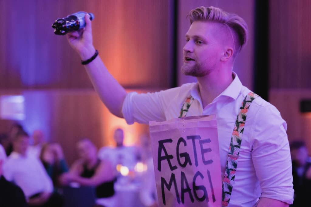 Anders Andresen, tryllekunstner og komiker, underholder til en mærkedag