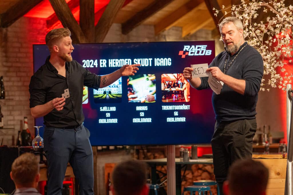 Anders underholder til firmafest med en gæst på scenen