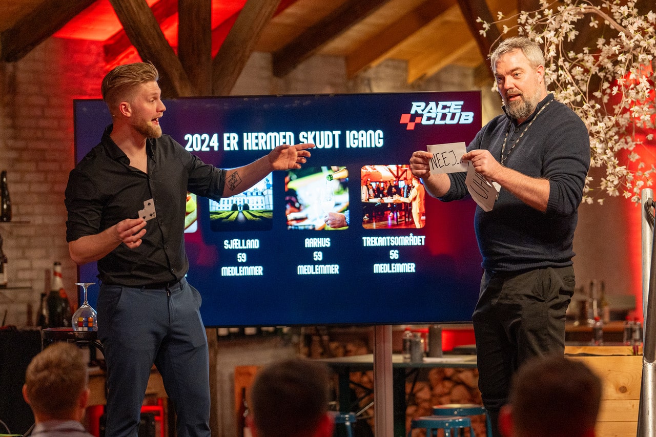 Anders underholder til firmafest med en gæst på scenen