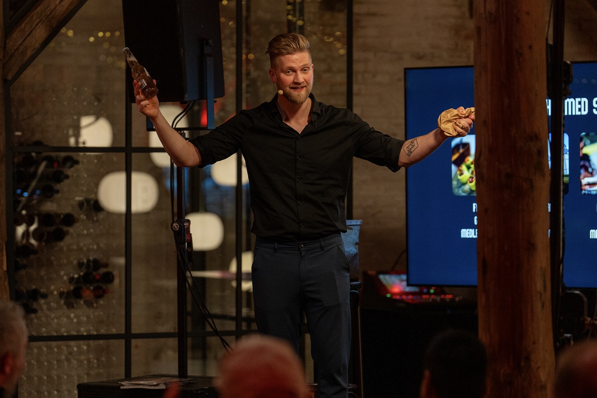 Komiker til firmafest med Anders Andresen foran et samlet personale