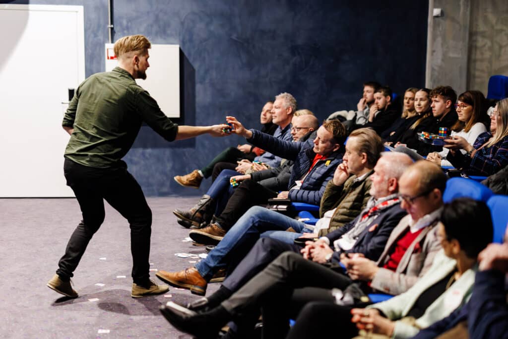 Anders Andresen optræder med trylleri og stand-up comedy