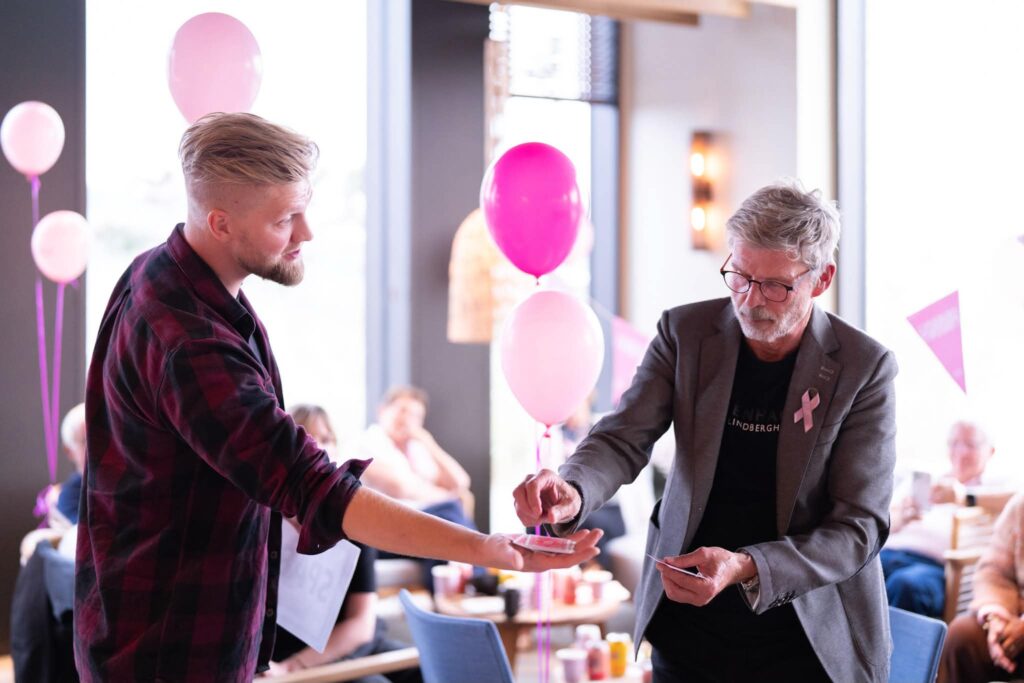 Anders Andresen performs close-up magic with a guest at a private party